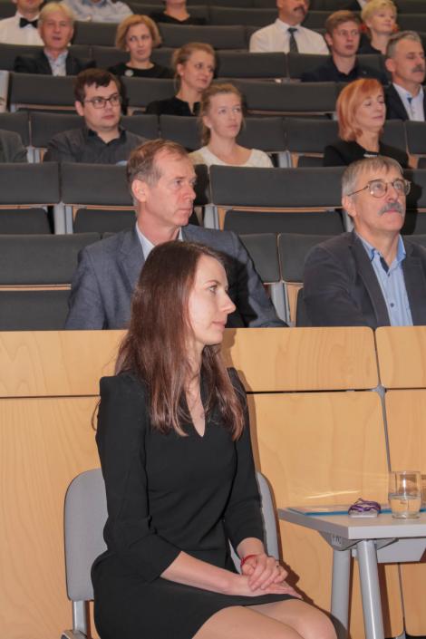 Zdjęcie nr 2 (21)
                                	                             Pozostali członkowie komisji: prof. Franciszek Krok (FAIS UJ), prof. Zenon Rajfur (FAIS UJ) oraz doktorantka mgr inż. Agnieszka Kamińska
                            