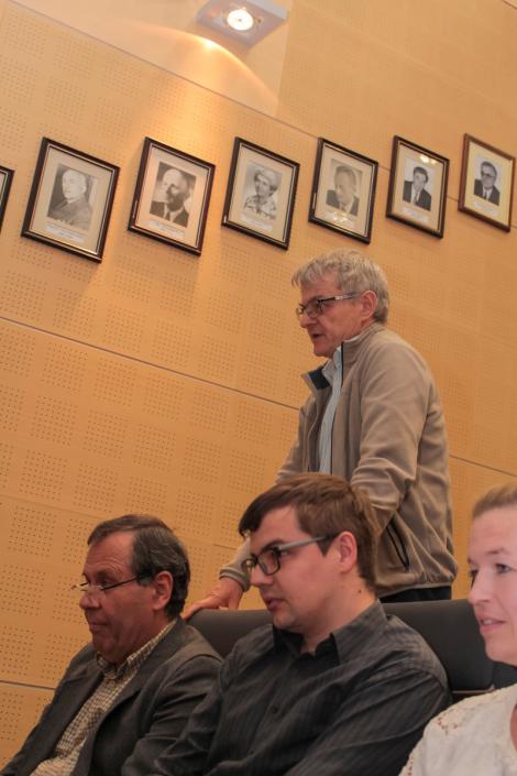 Zdjęcie nr 4 (21)
                                	                             prof. Andrzeja Budkowski (FAIS UJ) zadaje pytanie doktorantce, poniżej prof. Hubert Harańczyk (FAIS UJ)
                            
